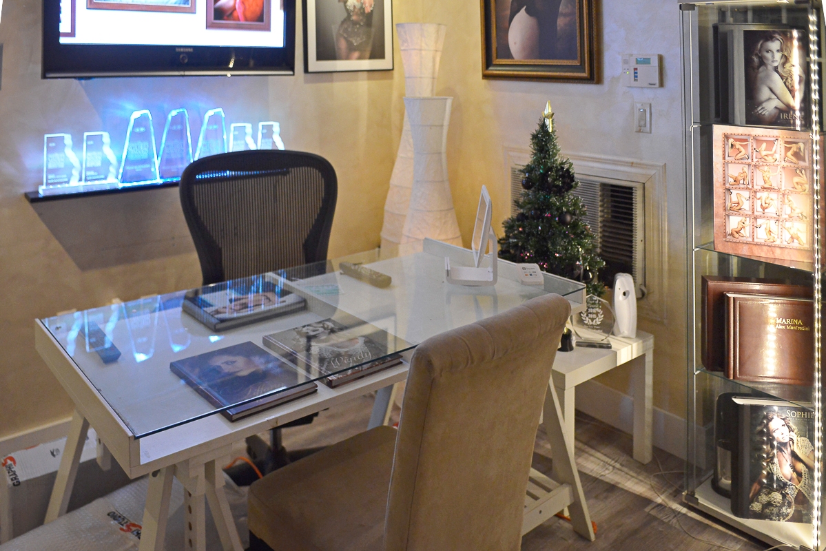 erotic-photographer-alex-manfredini-studio-meeting-area